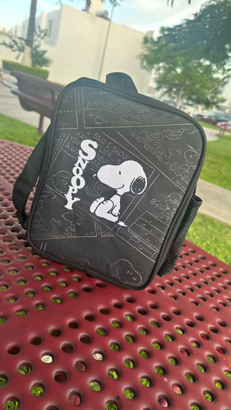 Lonchera térmica negra con diseño de Snoopy Peanuts en blanco y negro