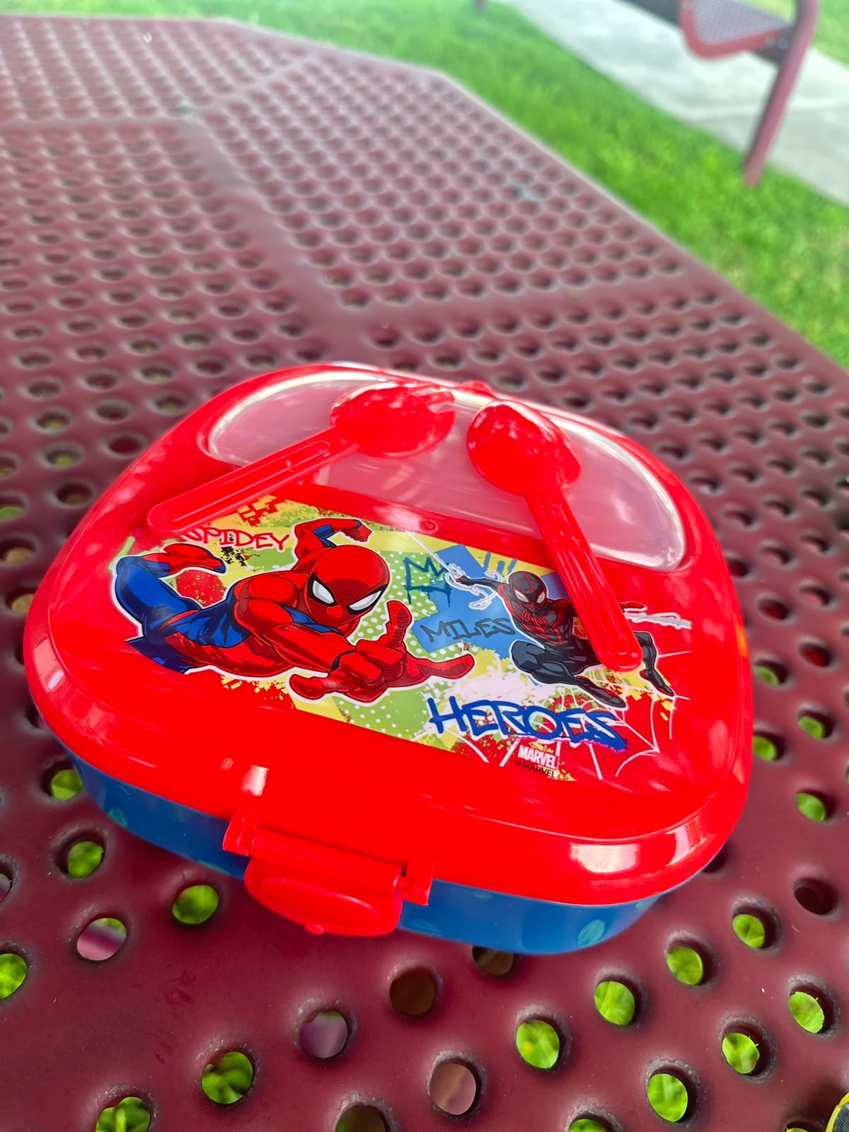Lonchera Spider-Man Heroes Marvel roja y azul