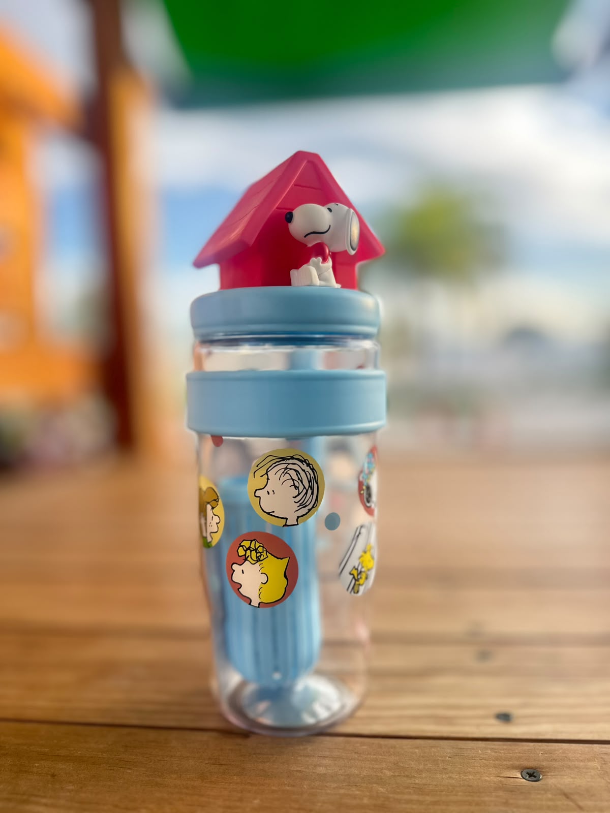 Vaso transparente Snoopy con figura 3D casita roja tapa azul y popote