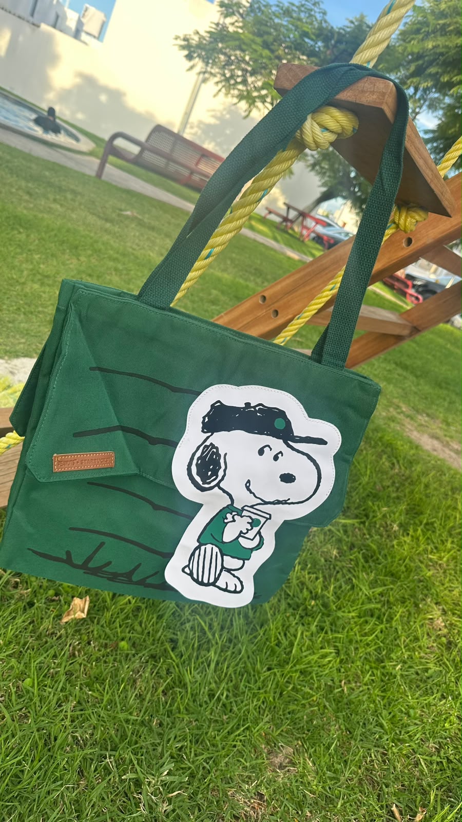 Bolsa tote verde con diseño de Snoopy Peanuts