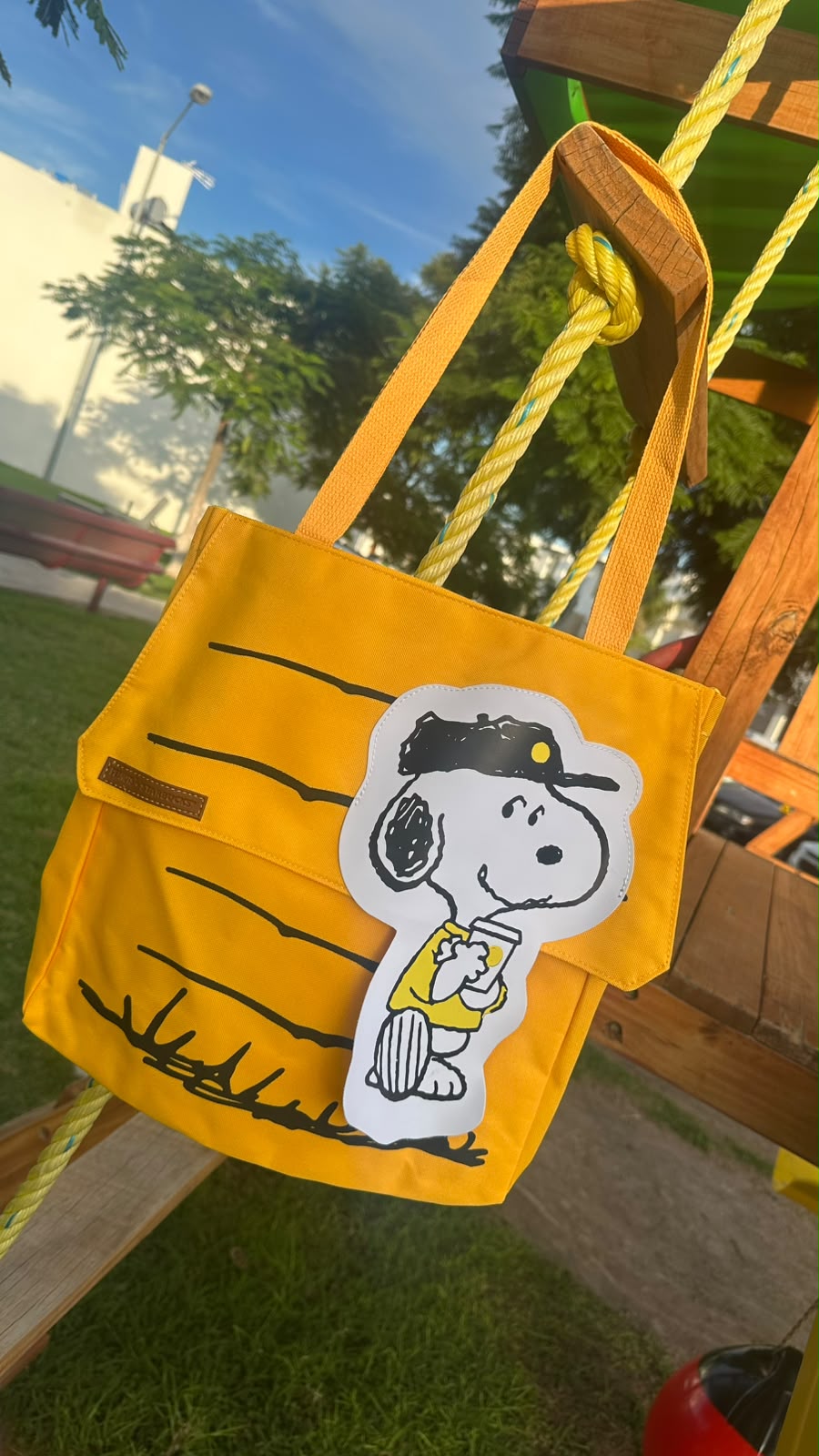Bolsa tote amarilla con diseño de Snoopy Peanuts