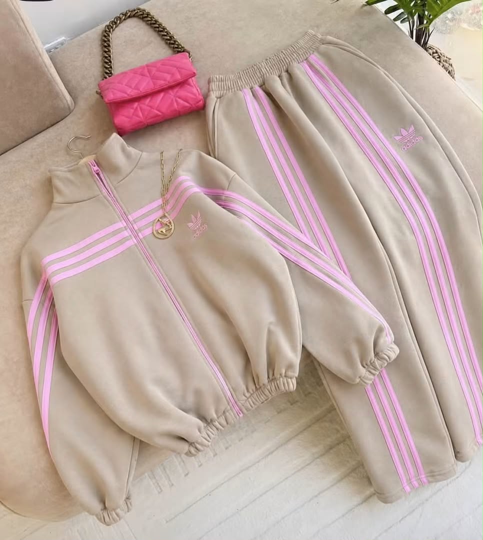 Conjunto deportivo beige con rayas rosas chaqueta y pantalón jogger mujer