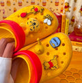 Crocs amarillos Winnie the Pooh con jibbitz de Pooh abeja y tarro Hunny
