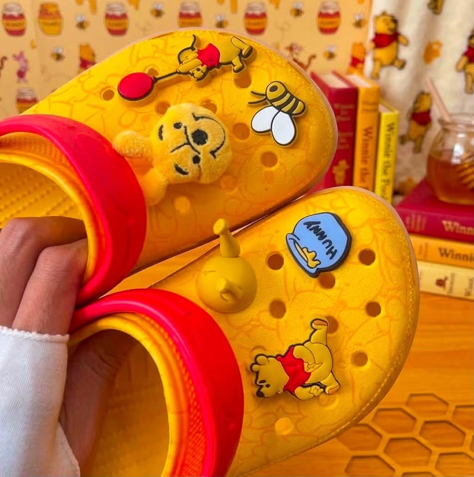 Crocs amarillos Winnie the Pooh con jibbitz de Pooh abeja y tarro Hunny