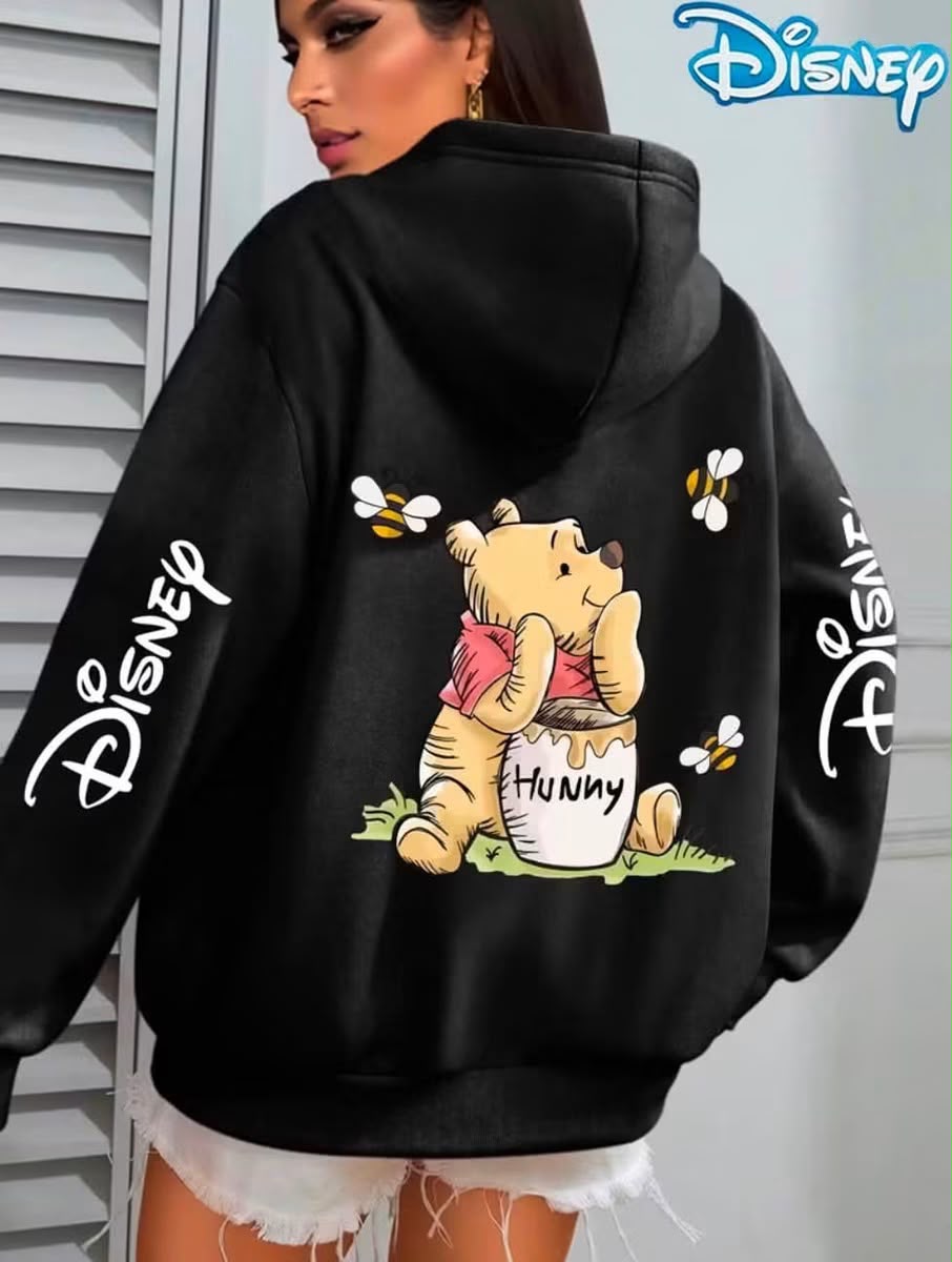 Sudadera hoodie negra con diseño de Winnie the Pooh y logo Disney en mangas