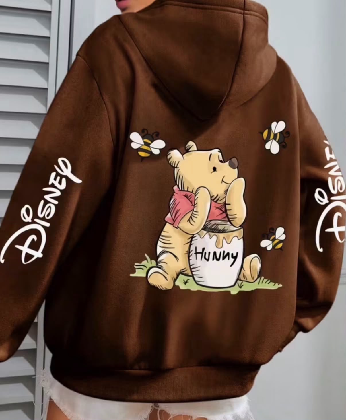 Sudadera hoodie café con diseño de Winnie the Pooh y logo Disney en mangas