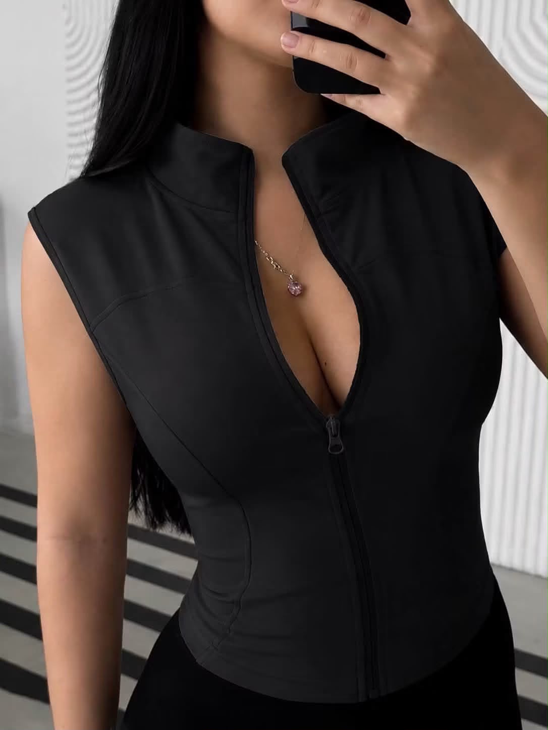 Top deportivo con cierre frontal color negro para mujer