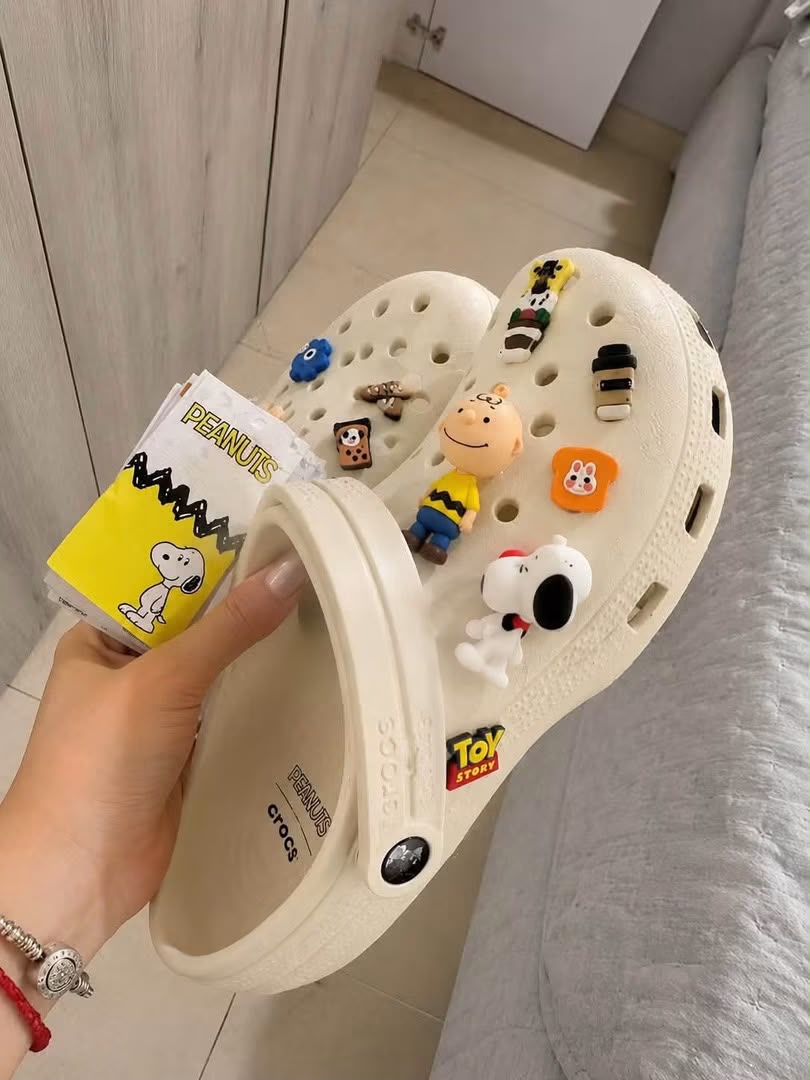 Crocs Peanuts blancos con jibbitz de Snoopy y Charlie Brown