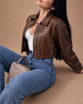 Chamarra crop de vinipiel café estilo bomber para mujer